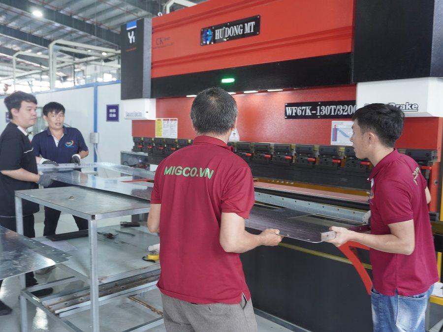 Gia công tấm che chắn tại xưởng